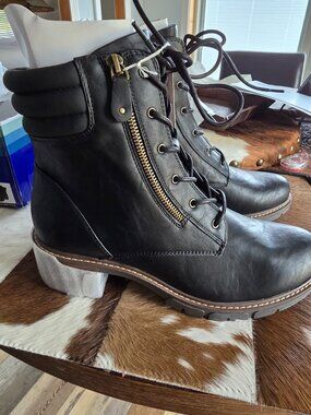 New in box ladies white mountain black boots